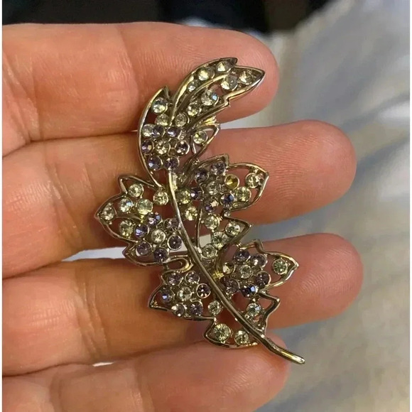 Silvertone leaf motif with faceted glass beads - Picture 1 of 6